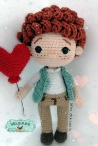 Muñeco amigurumi Valentín con corazón