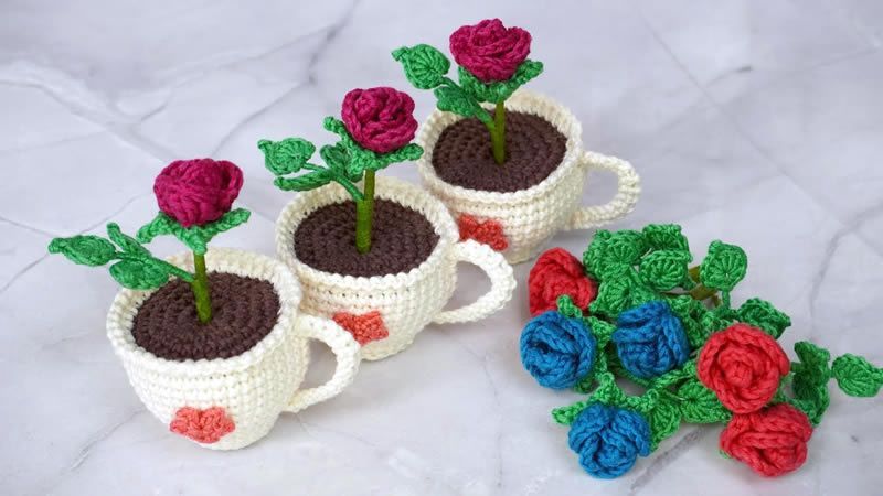 Taza con rosas amigurumi a crochet